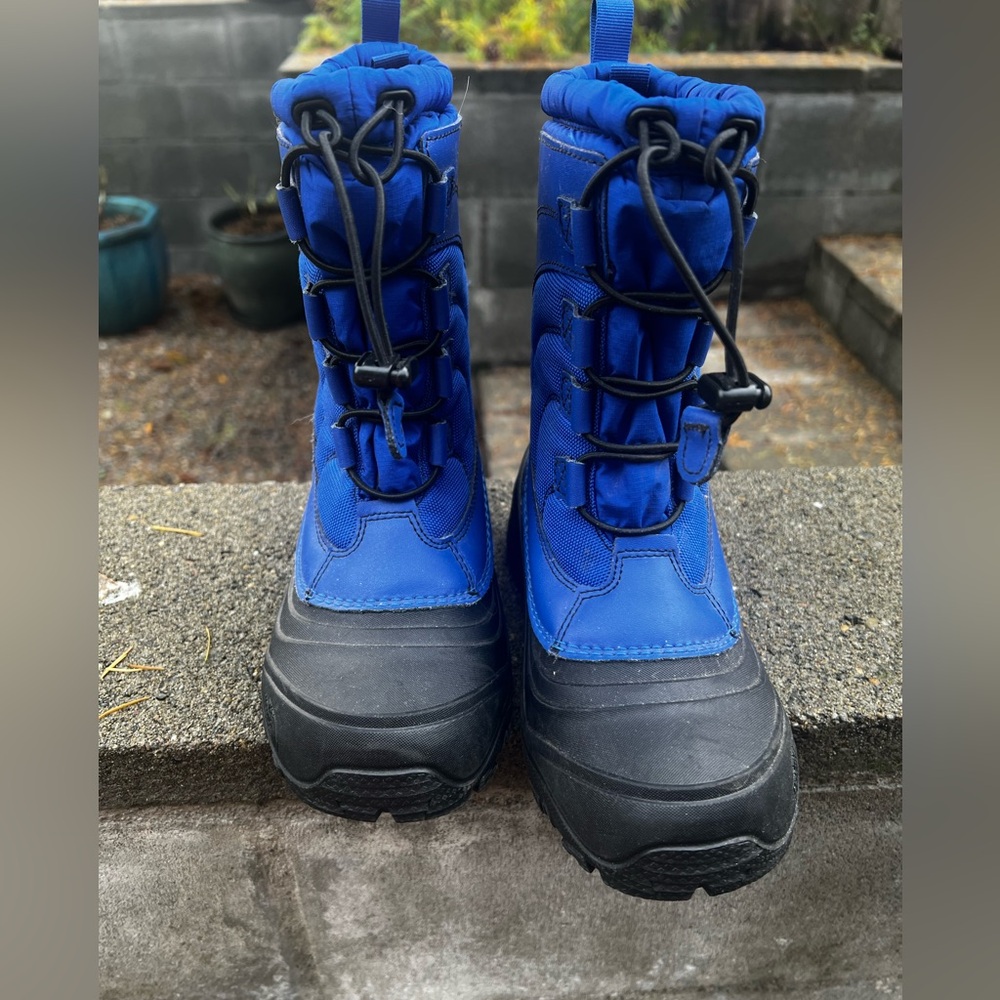 The North Face Youth Alpenglow IV waterproof kids blue and black boot 4